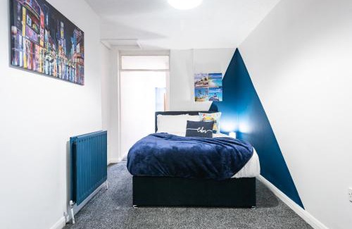 Hull House | 6 Roomy Bedrooms Favour Spacious Inn - Sleeps 13 Hull Central Location