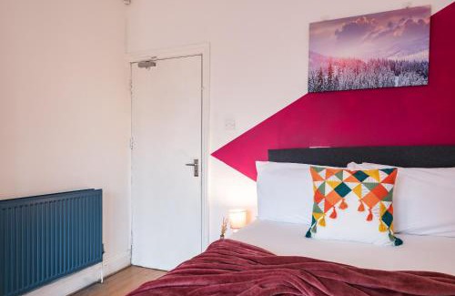 Hull House | 6 Roomy Bedrooms Favour Spacious Inn - Sleeps 13 Hull Central Location