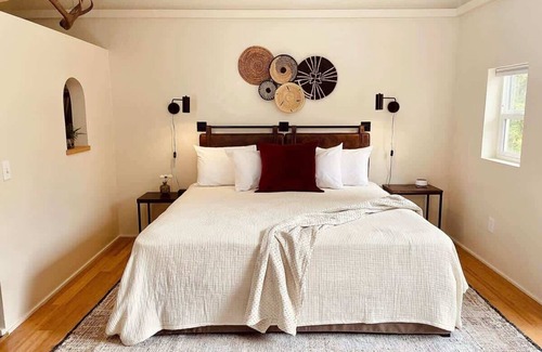 Port Angeles Apartment | #6 Sequoia King Room-Private Bath Olympic Nat. Prk
