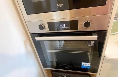 Paisley Apartment | 6 Smithhills, Paisley Central,GLW & Glasgow access