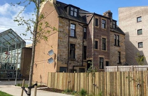 Paisley Apartment | 6 Smithhills, Paisley Central,GLW & Glasgow access