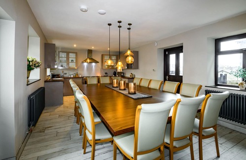 Kendal House | 6 Star Luxury Large Manor. Hot Tub, Cave Bar, Lake District,