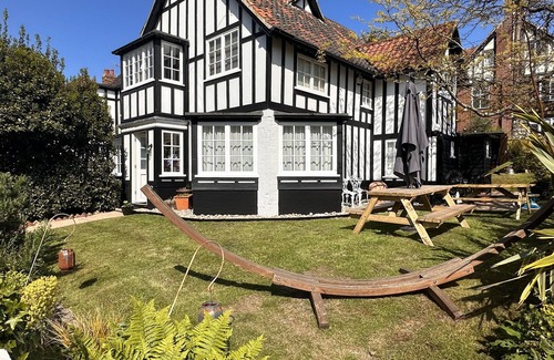 Thorpeness Cottage | 6 THE WHINLANDS, pet friendly, with open fire in Thorpeness