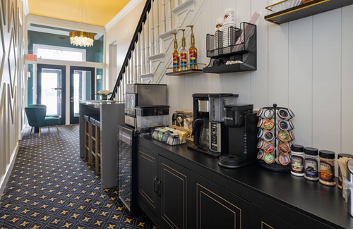 Jeffersonville House | 6000SF~Sleeps24~Louisville~Views~LawnOasis~HotTub~Dome~Firepit~Pet~Lux Amenities