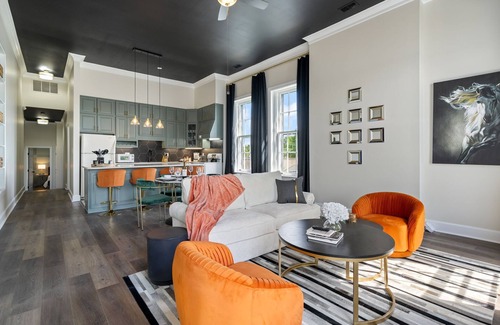 Jeffersonville House | 6000SF~Sleeps24~Louisville~Views~LawnOasis~HotTub~Dome~Firepit~Pet~Lux Amenities