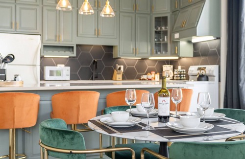 Jeffersonville House | 6000SF~Sleeps24~Louisville~Views~LawnOasis~HotTub~Dome~Firepit~Pet~Lux Amenities