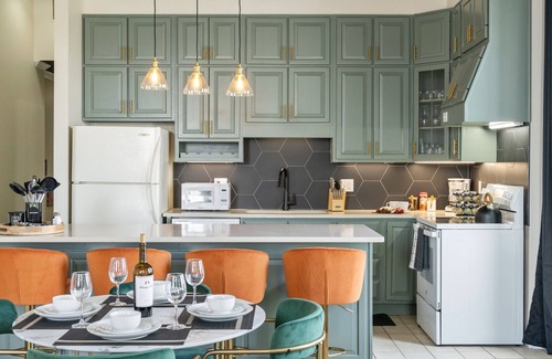 Jeffersonville House | 6000SF~Sleeps24~Louisville~Views~LawnOasis~HotTub~Dome~Firepit~Pet~Lux Amenities