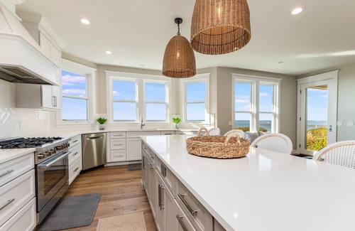 South Haven House | 605 Monroe - Overlooking South Beach & Lighthouse