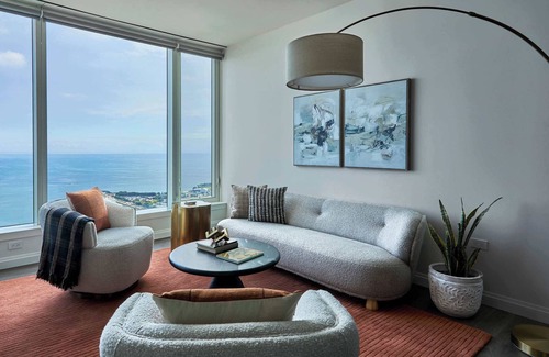 The Loop Apartment | 60th Flr Lake Views, A Stay Above It All, Sleeps 5