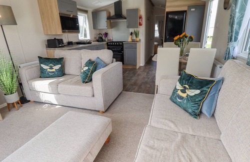 Mablethorpe Cottage | 62 PINEWOOD, pet friendly, with a garden in Mablethorpe