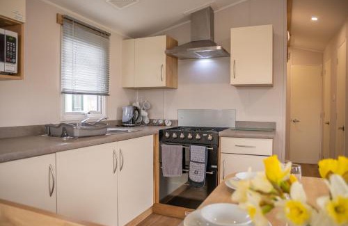 Dogdyke Resort | 64 lancaster The lazy willow 3 bedroom hot tub caravan tattershall lakes