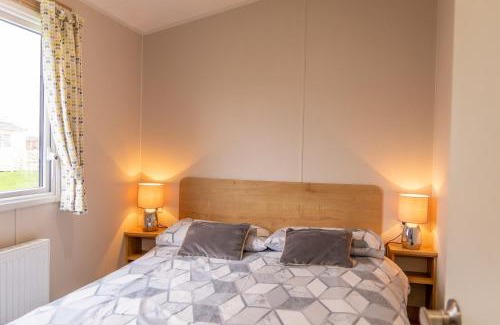 Dogdyke Resort | 64 lancaster The lazy willow 3 bedroom hot tub caravan tattershall lakes