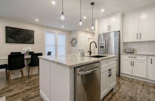 Kingsville House | 65 on the Main in the heart of Kingsville