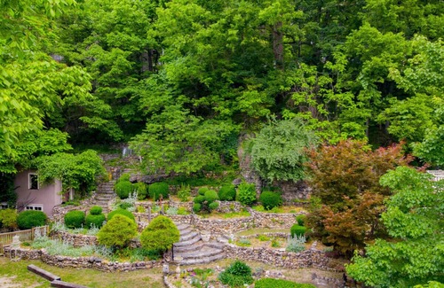 Eureka Springs Historic District House | 66 Center - The Studio