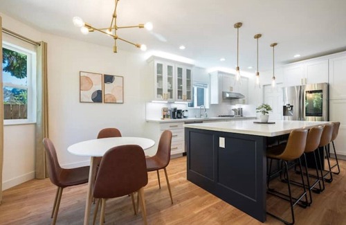 Central District House | 6B/4BA SFH in Leschi w/backyard 8 Beds Sleeps 16