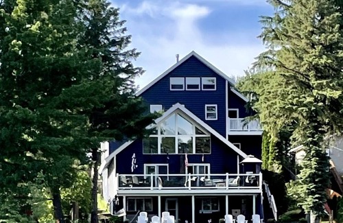 Gaylord House | 6baths,Hot tub,Game room,5kayaks 2paddleboards included,pontoon avail