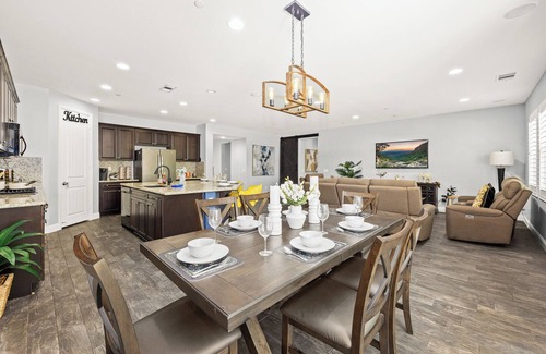 Colton Villa | 6BD/3BA/Villa/10Beds/Grill/NearUCR/Large Space/clean/outdoor furniture