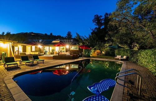 Sleepy Hollow Villa | 6BD/4BA Villa -> Saltwater Pool + BBQ + Pool Table
