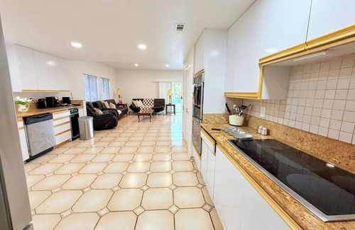 Del Mar House | 6BD/5BA Beach house in Del Mar, Steps to Beach, Parking, Ocean View!