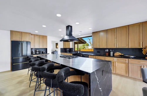 Paradise Villa | 6BD/5BA Ultimate Luxury Retreat/Pool, Sports Courts, Putting Green/13 BEDS