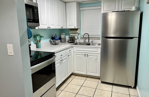 Madeira Beach House | 6BD/6BA Prime location to Johns Pass/Beach/Shopping!