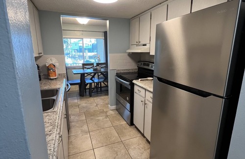Madeira Beach House | 6BD/6BA Prime location to Johns Pass/Beach/Shopping!