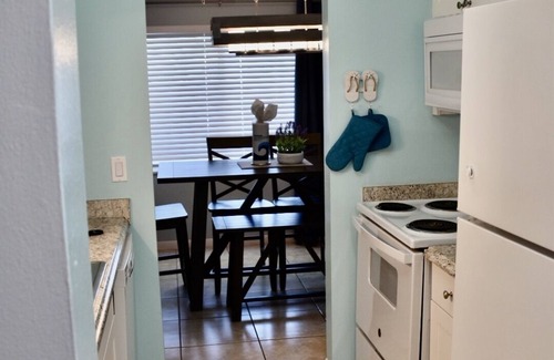 Madeira Beach House | 6BD/6BA Prime location to Johns Pass/Beach/Shopping!