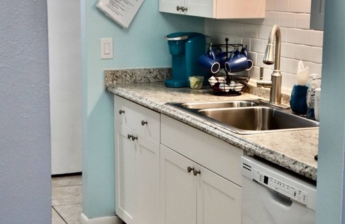 Madeira Beach House | 6BD/6BA Prime location to Johns Pass/Beach/Shopping!