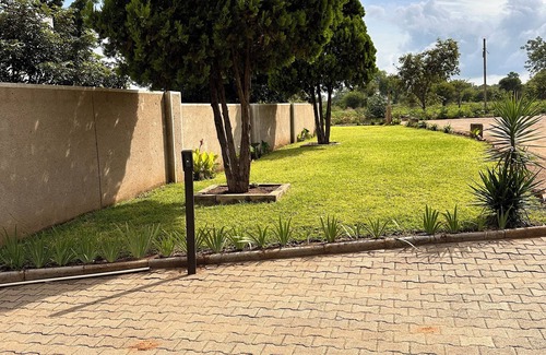 Bulawayo House | 6bed & 5.5bath family home/Business accommodation