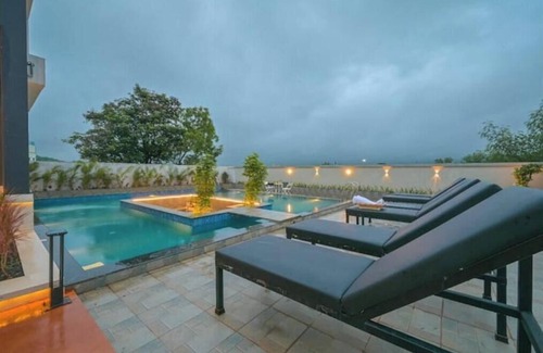 Lonavala Villa | 6BHK Saanjh w Indoor/outdoor Pool & Gazebo