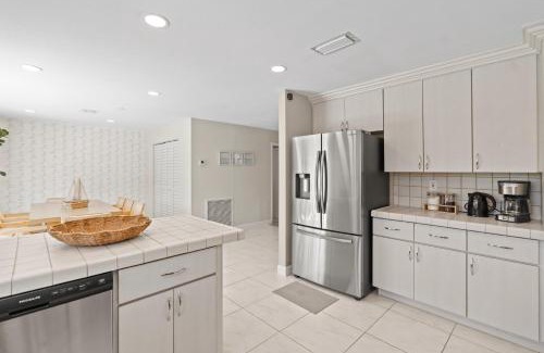 Fontainebleau House | 6BR 3BA Heated Pool Miami Vacation