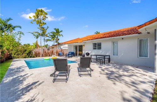 Fontainebleau House | 6BR 3BA Heated Pool Miami Vacation