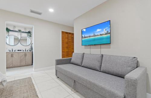 Fontainebleau House | 6BR 3BA Heated Pool Miami Vacation