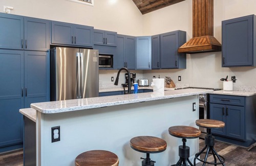 Massanutten House | 6BR ¦ 5 King Beds ¦ Bunk Room with 2 Bunks ¦ 8 Bathrooms ¦ Platinum Pool Pass!