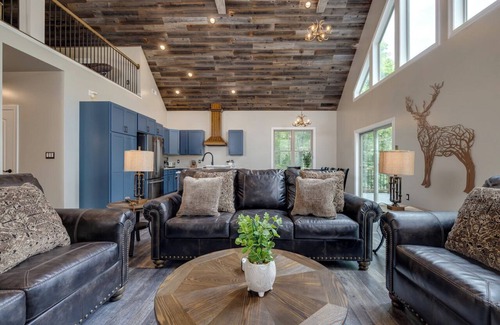 Massanutten House | 6BR ¦ 5 King Beds ¦ Bunk Room with 2 Bunks ¦ 8 Bathrooms ¦ Platinum Pool Pass!