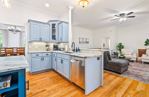 Auburn - Opelika House | 6BR | 5 min to RTJ | Game Room | Back Deck with Grill | Sleeps 15