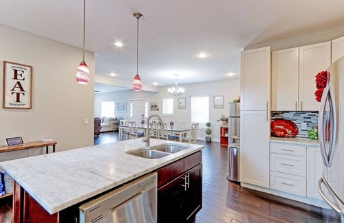 Scenic Heights House | 6BR/5BA 4600sqft | Mtn/City View | HotTub | Sauna