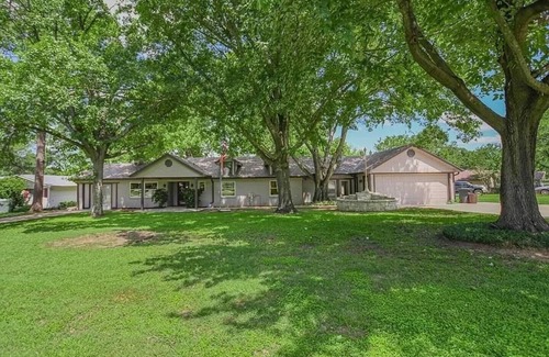 Leisure Land House | 6BR/5Bath Single Story Lake Front Home at Cedar Creek w/boat rental option