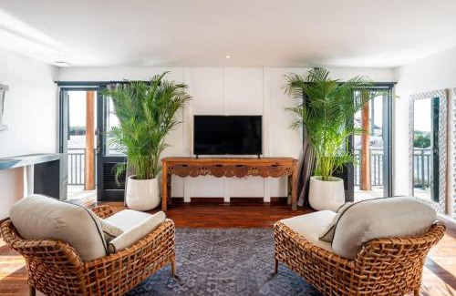 Berawa Villa | 6BR Canggu: Chef, Lap Pool, BBQ,Near Beach & Finns