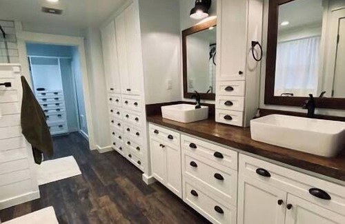 Bonney Lake Other | 6BR Cozy Farmhouse Retreat w/Sunset Views & Fun