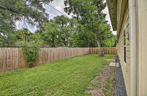 Southeast Houston House | 6BR Family-Friendly - Foosball, Pool & Ping-Pong
