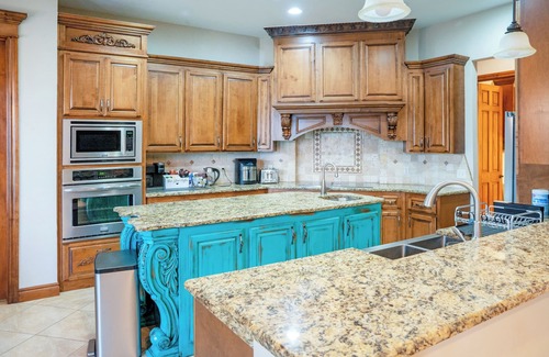 Pottawatomie County Apartment | 6BR Family Ranch house with Pool, Animals & Family Fun #Skelly