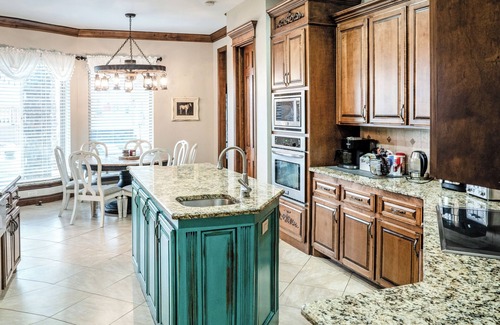 Pottawatomie County Apartment | 6BR Farmhouse for Family + Friendsgiving w/Hot Tub #Skelly