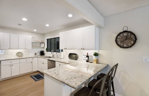 West Bradenton House | 6BR gem! Sleeps 15+ Heated Pool, putting green, Theater Room, Close to AMI