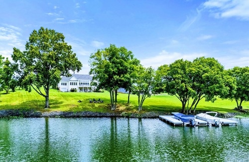 Livingston House | 6BR Lakefront @ Lake Anna, Deck, Boat House, Beach