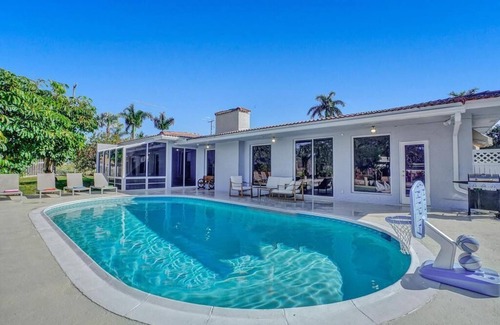 Deerfield Beach Villa | 6BR Modern Waterfront Villa Heated Pool Gameroom