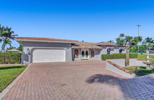 Deerfield Beach Villa | 6BR Modern Waterfront Villa Heated Pool Gameroom