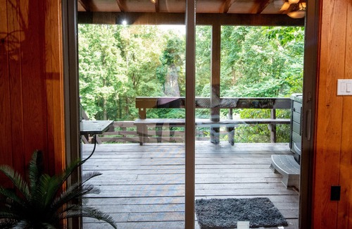 Champion House | 6BR/Sleeps 18, 5 Mins to 7Springs, Hot Tub, Pond, Fire Pit
