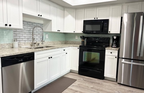 Grove City House | 6BR Triplex – Walk to Marina & Lighthouse Grill