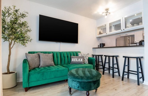 Clarksville Condo | 6th St Escape w/Refreshing Pool – Walk Everywhere!